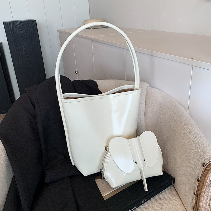A niche retro bucket bag for women in 2025, a new casual and versatile commuter underarm bag with a high-end feel, a single-shoulder crossbody bag details Picture
