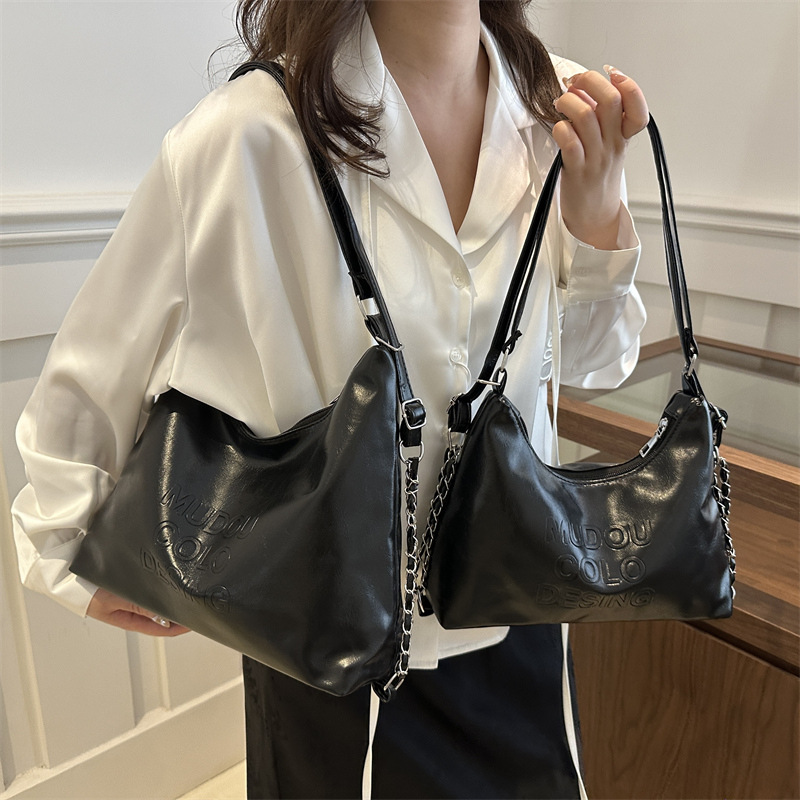 Commuter Tote backpack for women, Spring/Summer 2024, stylish chain handbag, high-quality single-shoulder underarm bag for women details Picture