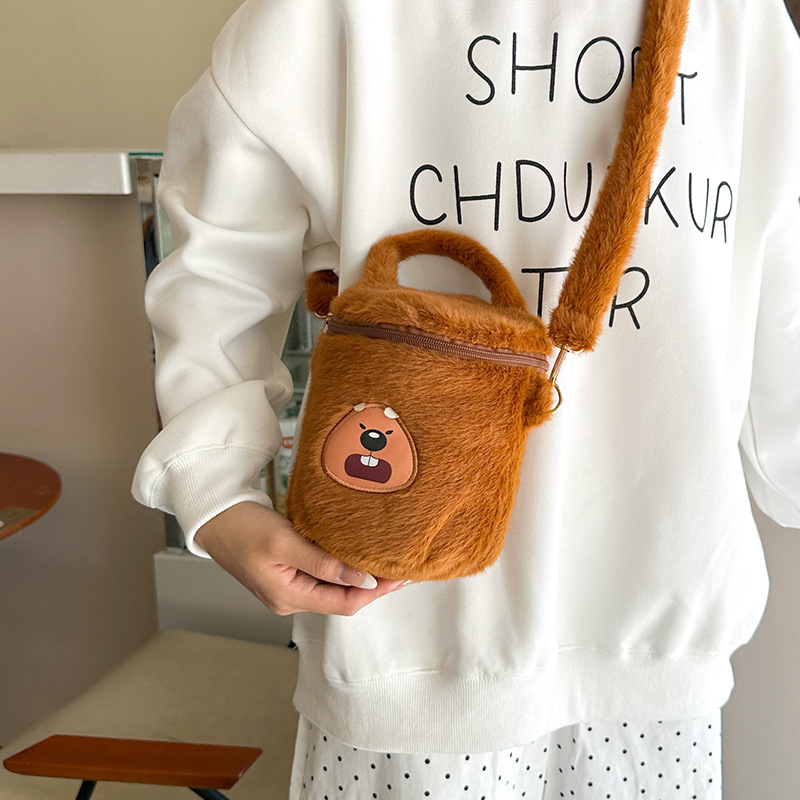 New cute plush toy Kapiba handle, shoulder, slanted bucket, large-capacity storage, cosmetic bag wholesale Specification drawing
