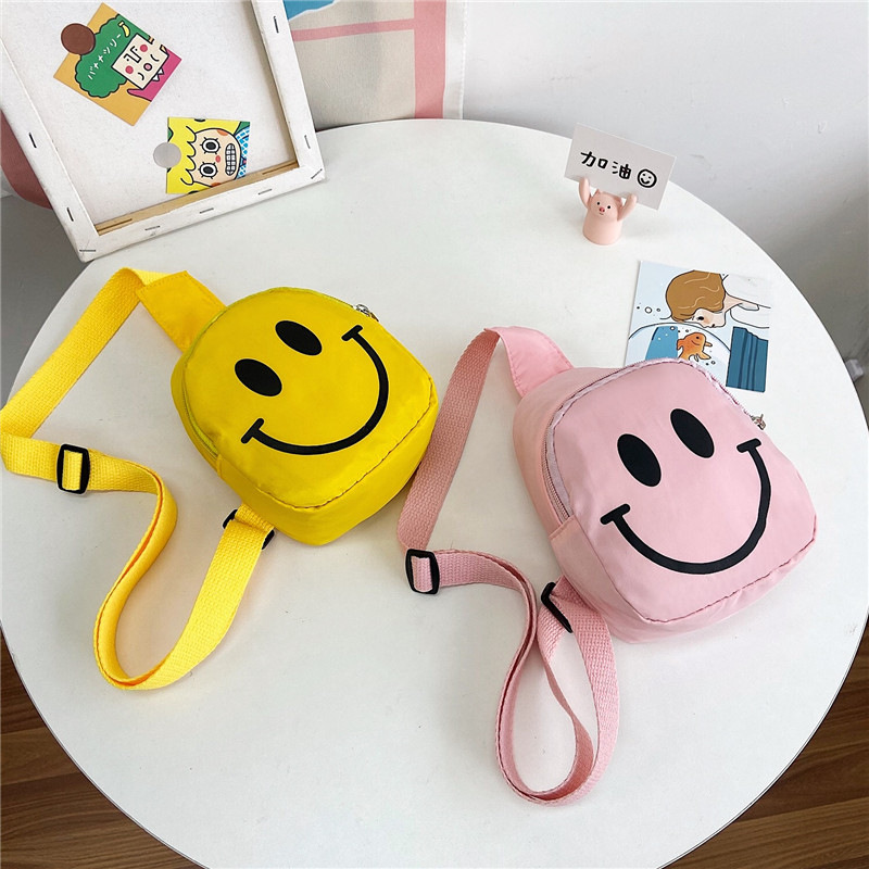In primary school, she wore a smiling face diagonally. In kindergarten, she had cute loose change and crossed colorful ins. She also had a cute multi-color nylon fabric coin purse for a girl details Picture