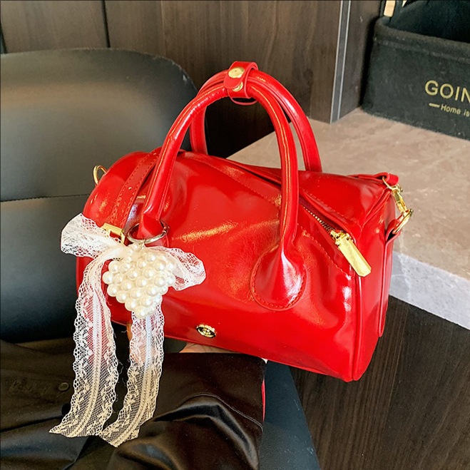 This is a trendy Boston handbag designed for women in 2025. It is a simple and versatile solid color single-shoulder crossbody bag for summer full figure