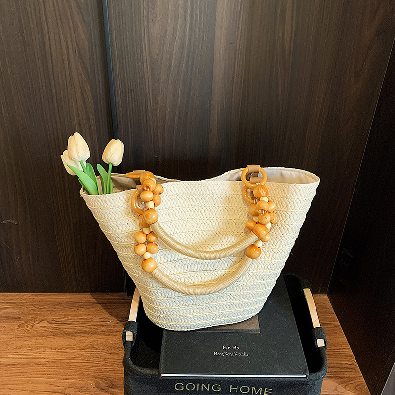 A niche design straw-woven bag for women, a new fashion hand-held shoulder bag for 2025, a large-capacity vacation beach bucket bag Application Scenario