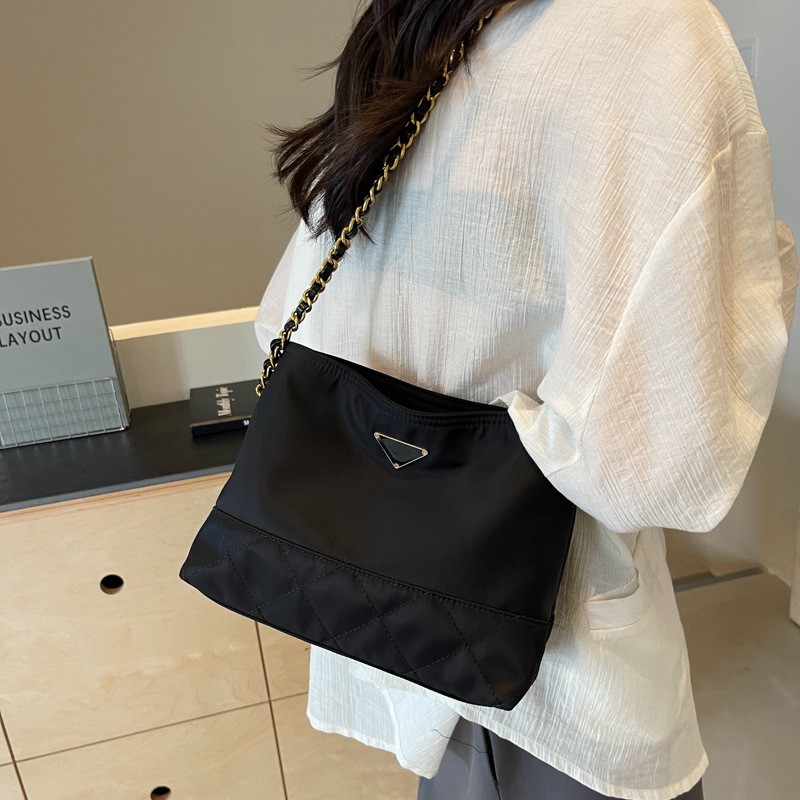 Nylon fabric large-capacity single-shoulder bag for women 2025 new style casual chain crossbody bag. Bucket bag is popular this year Application Scenario