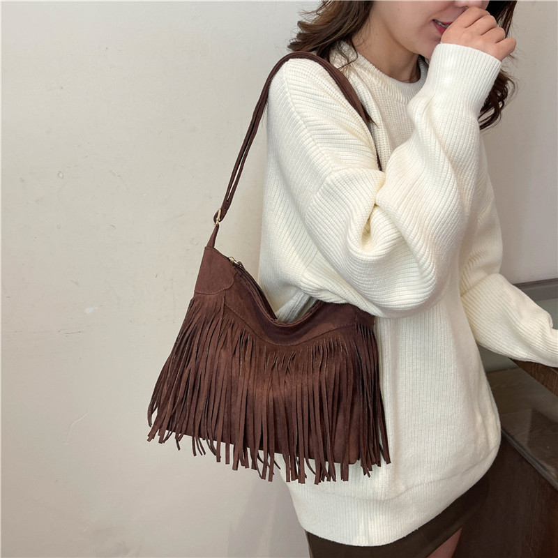 The new winter women's bag with a matte texture and fringed underarm bag is stylish and trendy. It's a cross-border single-shoulder bag and crossbody bag Specification drawing
