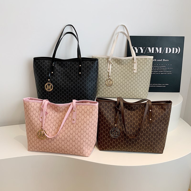 Laid-back commuter tote bag for women, new Spring 2025 trendy and fashionable single-shoulder bag, large-capacity handbag Application Scenario
