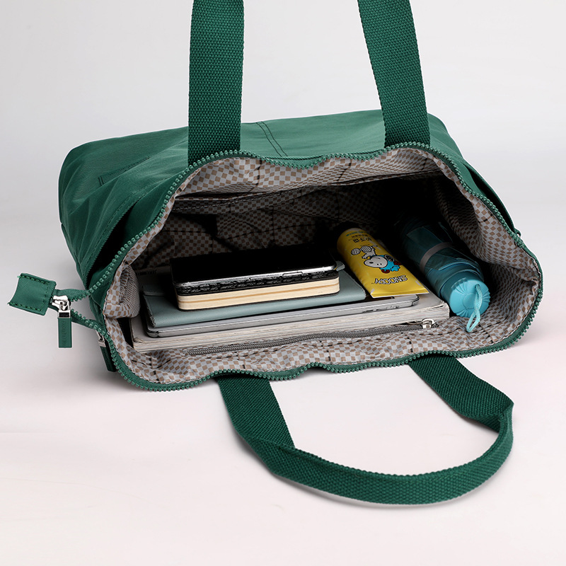 Cross-border exclusive large-capacity single-shoulder bag for women, water-resistant, fashionable and versatile underarm bag, trendy commuter tote bag Application Scenario