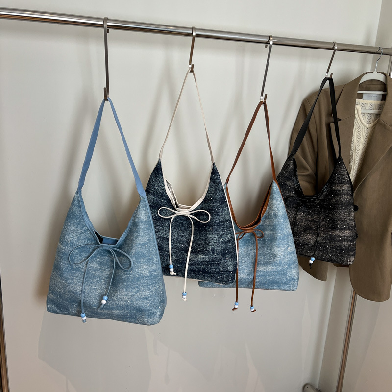Korean underarm bag for women 2025 New trendy and fashionable school-style tote bag, versatile, large capacity, elegant and simple bag Application Scenario