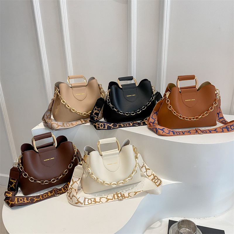 New summer 2025 fashionable women's bag, single-shoulder simple commuter bag, chain-decorated handbag, high-quality crossbody bag Application Scenario