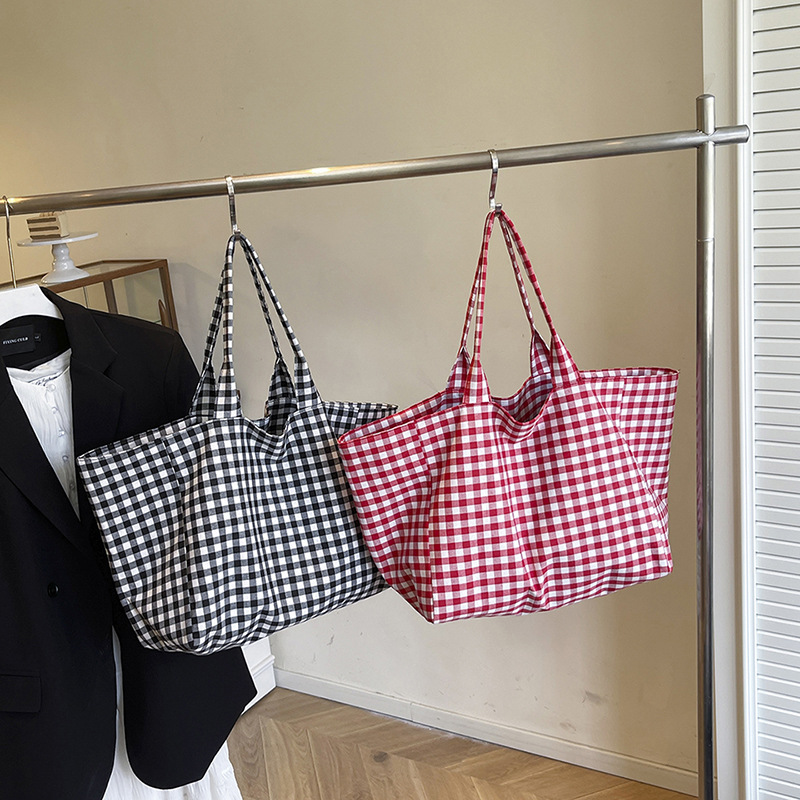 This year, large-capacity checkered canvas tote bags are in vogue. They are summer Instagram fashionable, artistic and laid-back single-shoulder shopping bags Application Scenario