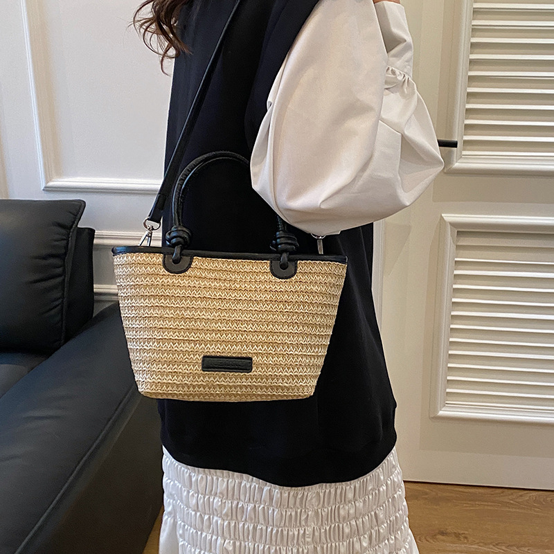 The 2025 new best-selling Korean-style patchwork straw woven vegetable basket single-shoulder crossbody bag is fashionable, simple and large-capacity bucket bag details Picture