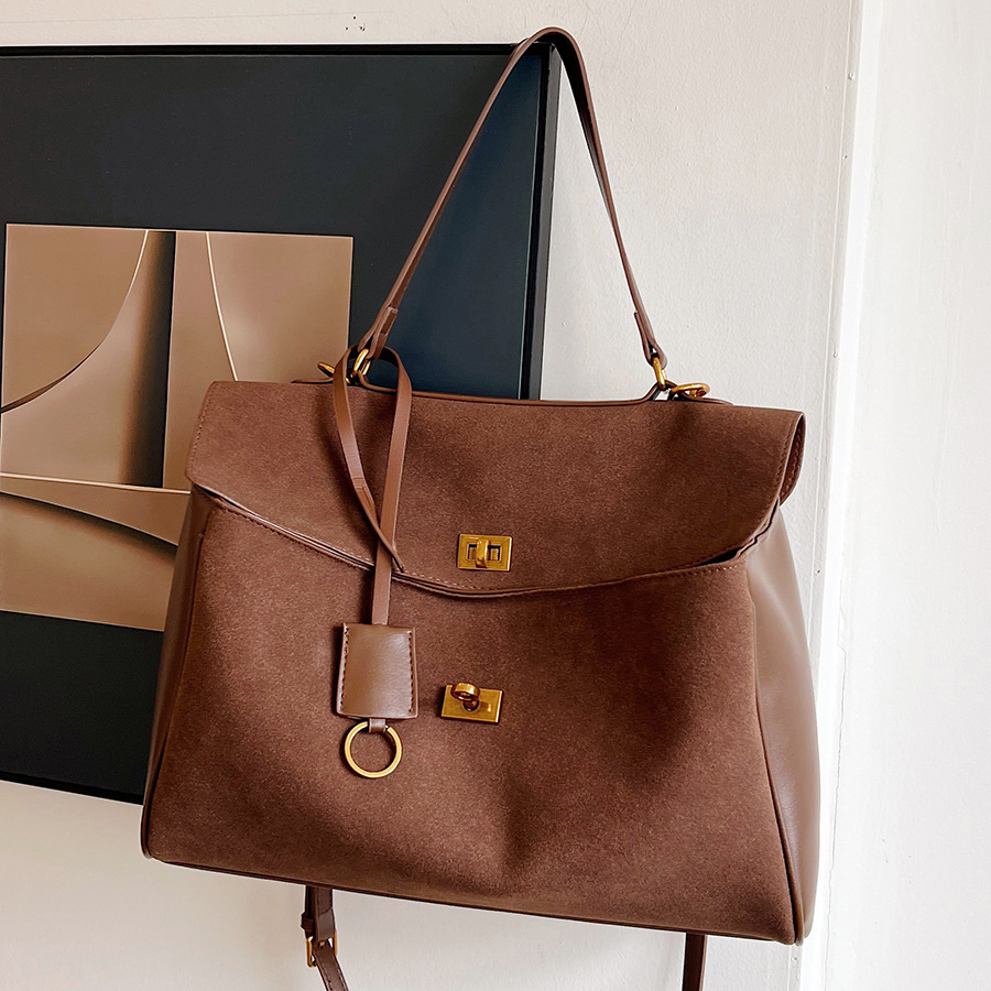 A large capacity work commuting bag for women, a trendy and versatile 2025 new matte retro casual single-shoulder crossbody tote bag full figure
