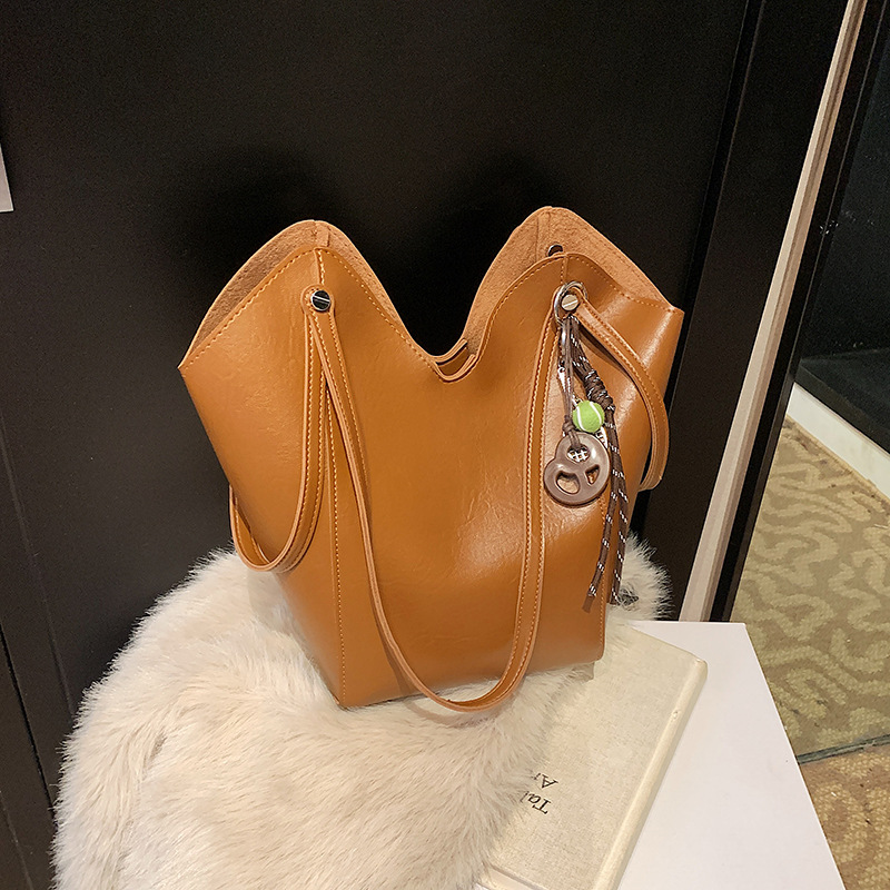This retro-textured large-capacity bag is a new fashion single-shoulder bag for women in 2025. It is high-end, stylish and versatile for commuting tote Application Scenario