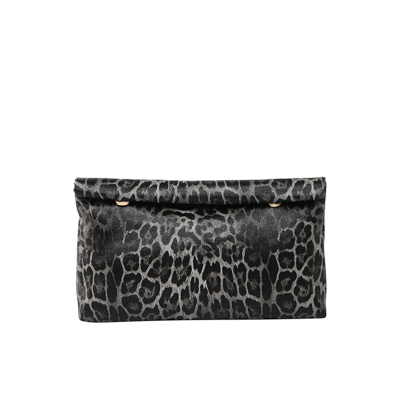 This year, leopard print bags are in vogue. The 2025 new style for women is stylish and versatile, including single-shoulder underarm bags and crossbody chain small square bags Item Picture