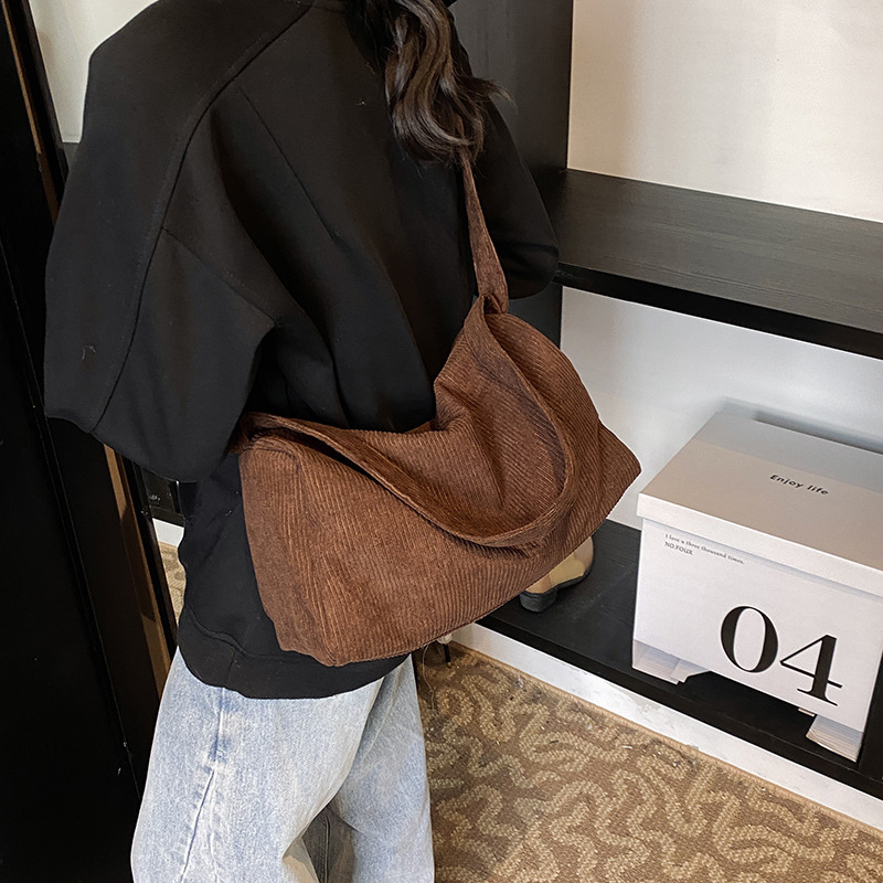 This is a new 2024 trendy, versatile, retro, large-capacity single-shoulder underarm bag for women. It exudes a sense of relaxation and sophistication Application Scenario