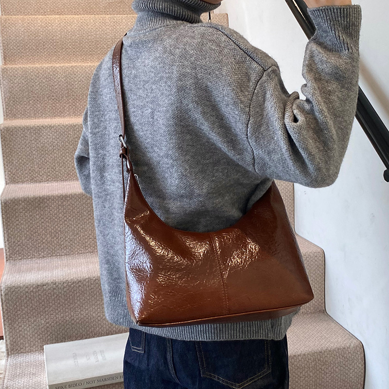 High-end retro oil wax leather underarm bag for women, 2024 new style, trendy and versatile commuting single-shoulder crossbody bag Application Scenario