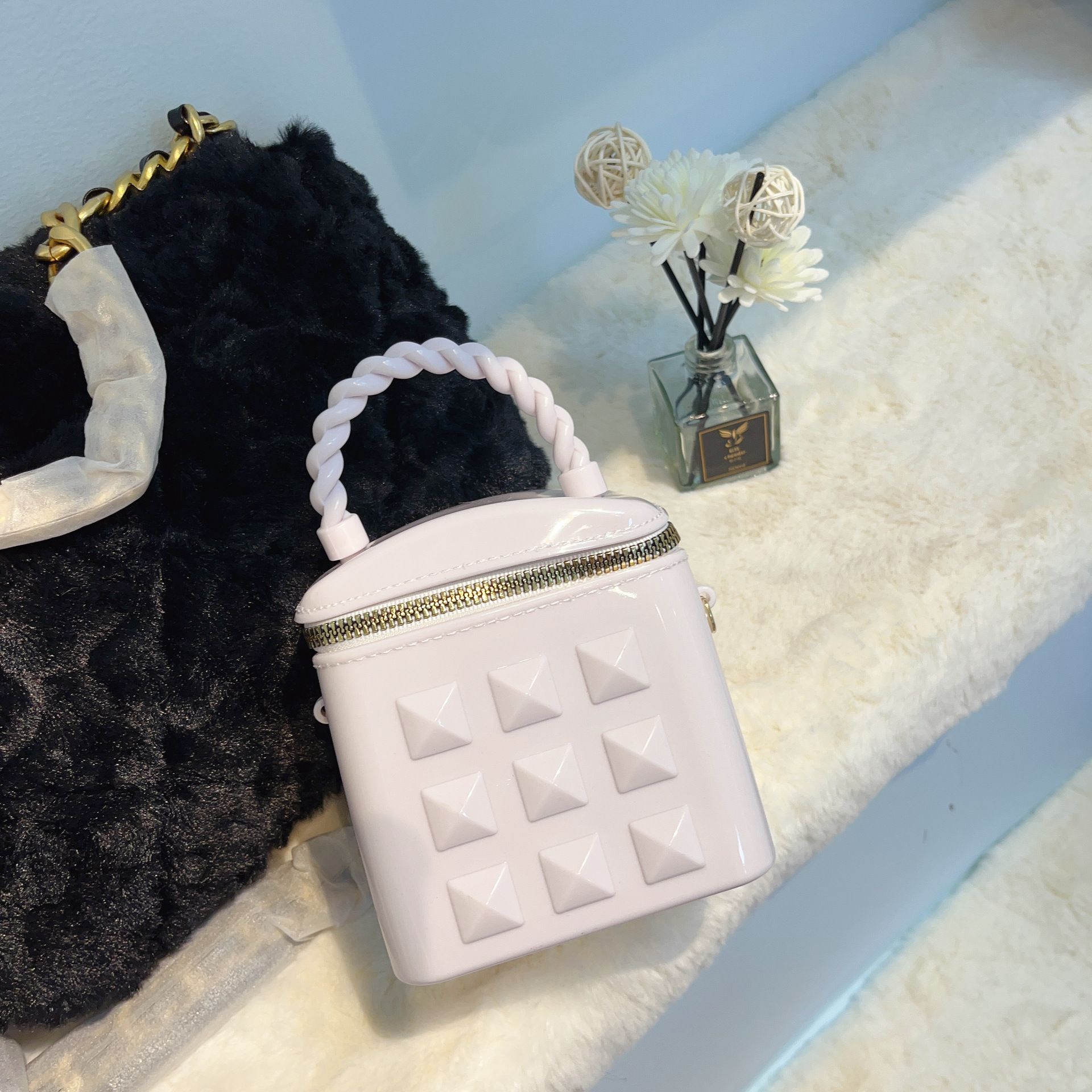 2025 Summer New Fashion mini rivet bucket bag, jelly bag, single-shoulder crossbody chain hand-held women's bag Application Scenario