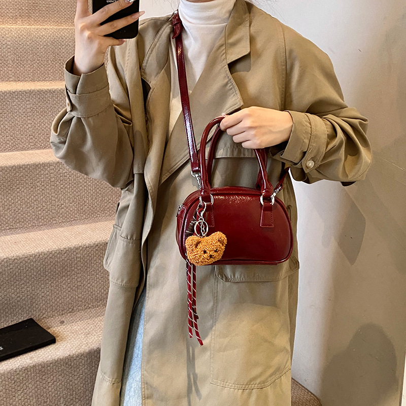 A high-end retro handbag for women's 2024 new style, casual, trendy and versatile single-shoulder bag, crossbody small square bag Application Scenario