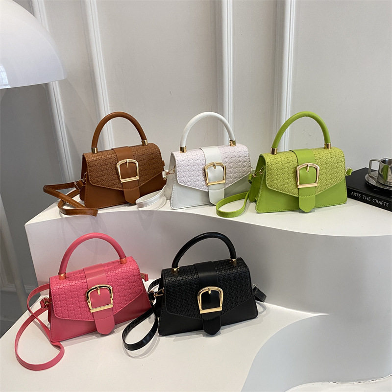 The new 2025 niche design small square bag is a simple and elegant large single-shoulder crossbody bag. It is a versatile and personalized commuting bag for women Application Scenario