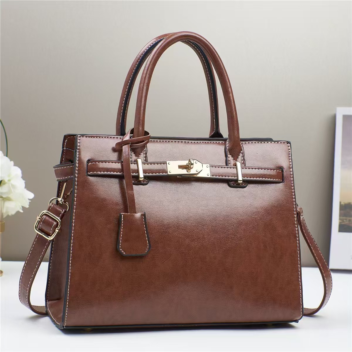 In 2024, the manufacturer's best-selling single-shoulder crossbody bag for foreign trade is a versatile choice for women. It's a new spring large bag bestseller and a fashionable handbag for women details Picture