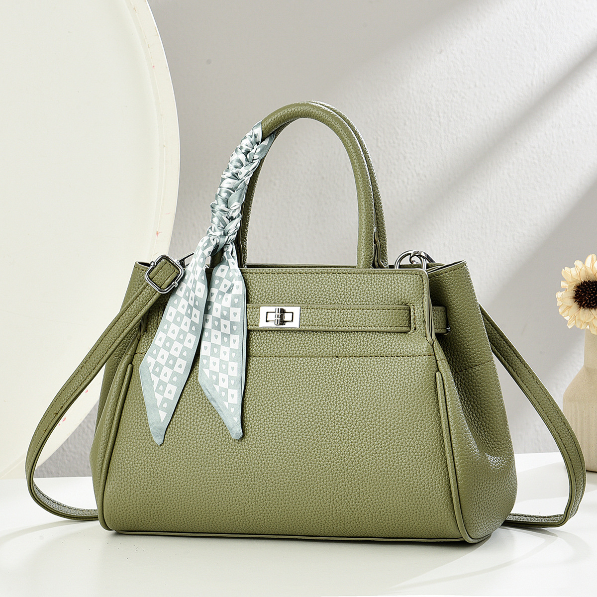 New middle-aged and elegant mom bag, red bride bag, handbag, versatile for daily use, single-shoulder crossbody bag, wedding bag Application Scenario