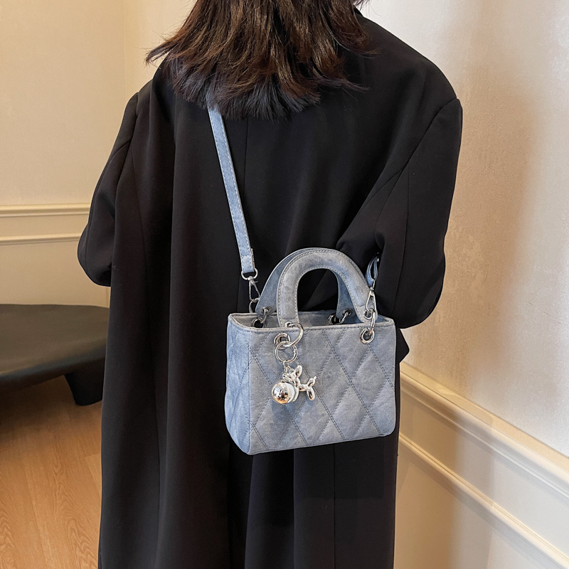 A new 2024 women's diamond-patterned embroidered thread small bag, a high-end, fashionable and versatile crossbody bag, a casual hand-held princess bag Application Scenario