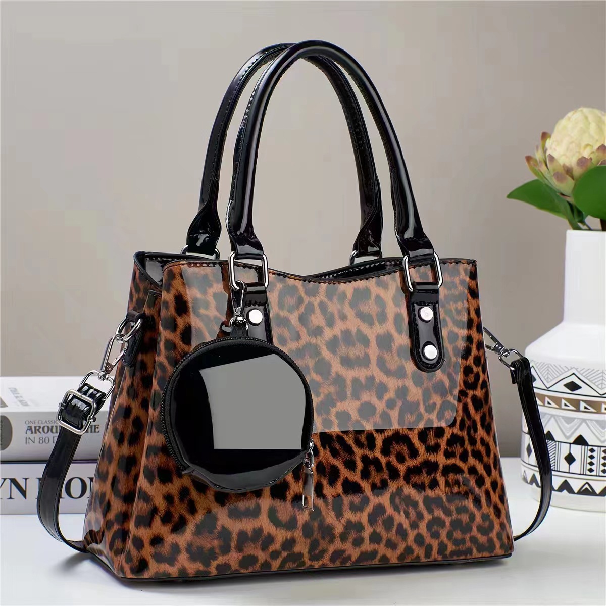 A versatile women's new retro leopard print handbag, a niche and versatile single-shoulder crossbody bag, a stylish and stylish princess bag Application Scenario