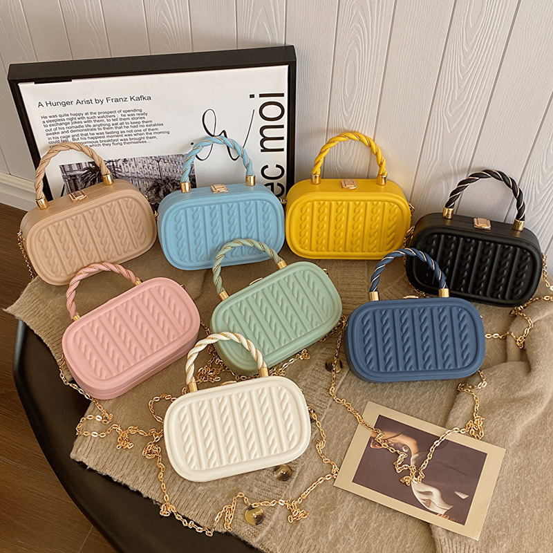 This is a new Korean version of a box bag with a linen pattern, which has a well-structured texture and is suitable for women's crossbody single-shoulder handbags Application Scenario