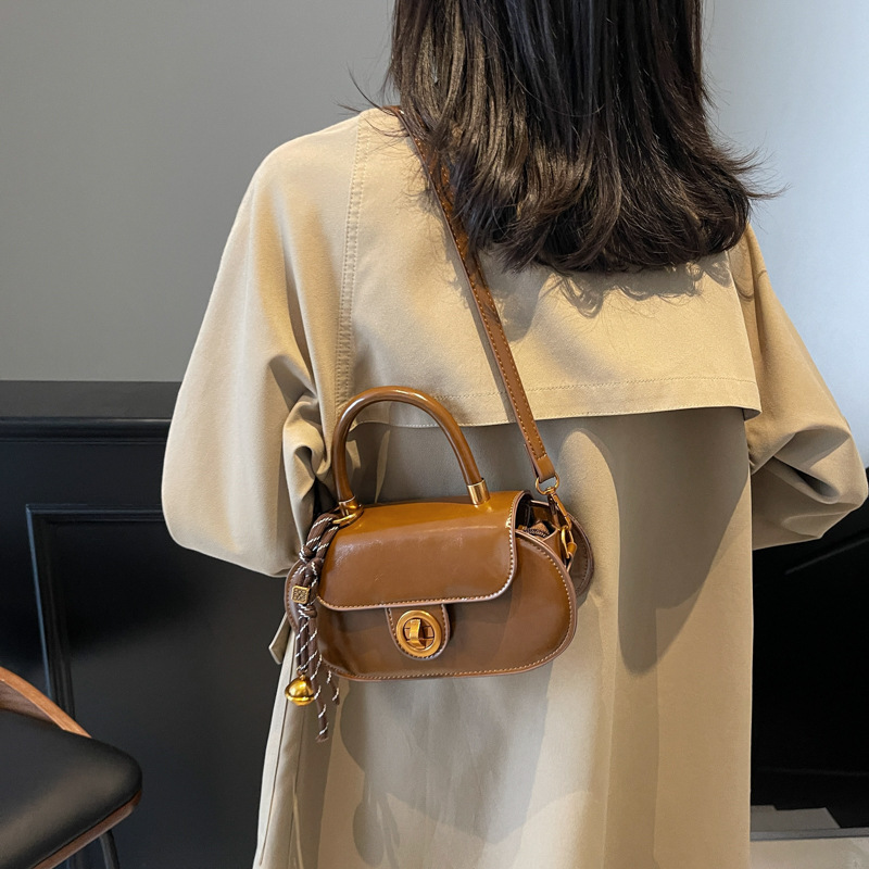 High-end bowling bag for women, 2024 new retro and trendy single-shoulder bag, high-end quality and fashionable crossbody bag Application Scenario