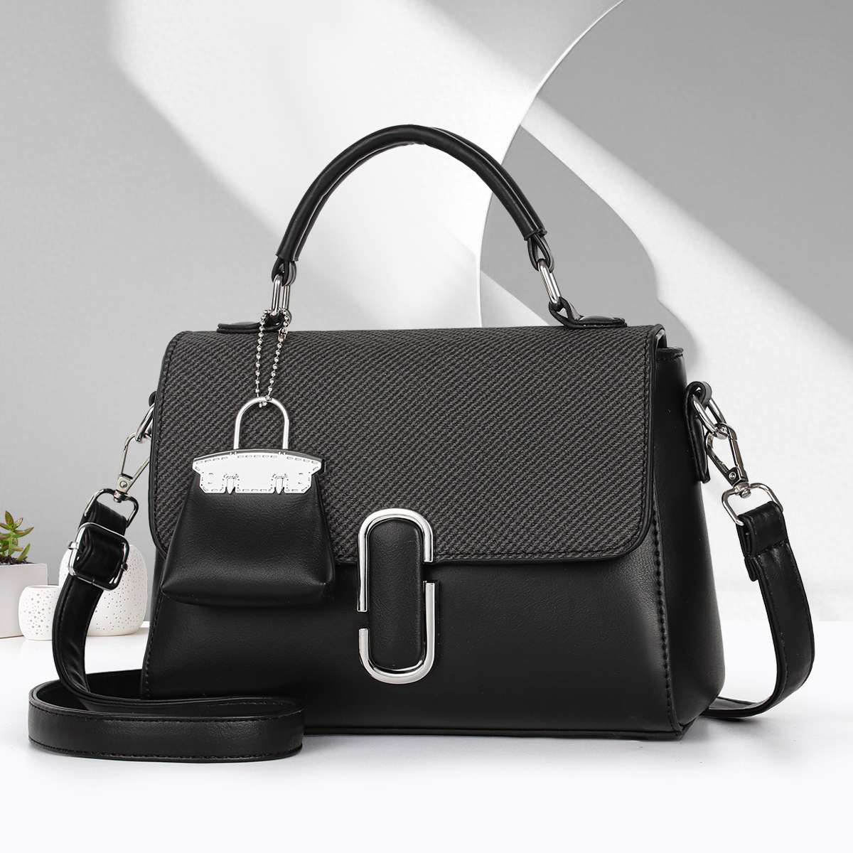 2025 New flip-top envelope bag for women, single-shoulder crossbody small square bag, European and American fashion, underarm bag, versatile for commuting full figure
