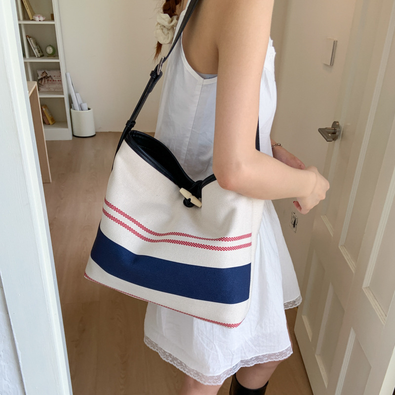 The new high-end canvas bag, striped bucket bag, large-capacity underarm bag, casual crossbody bag and patchwork single-shoulder bag are trendy details Picture