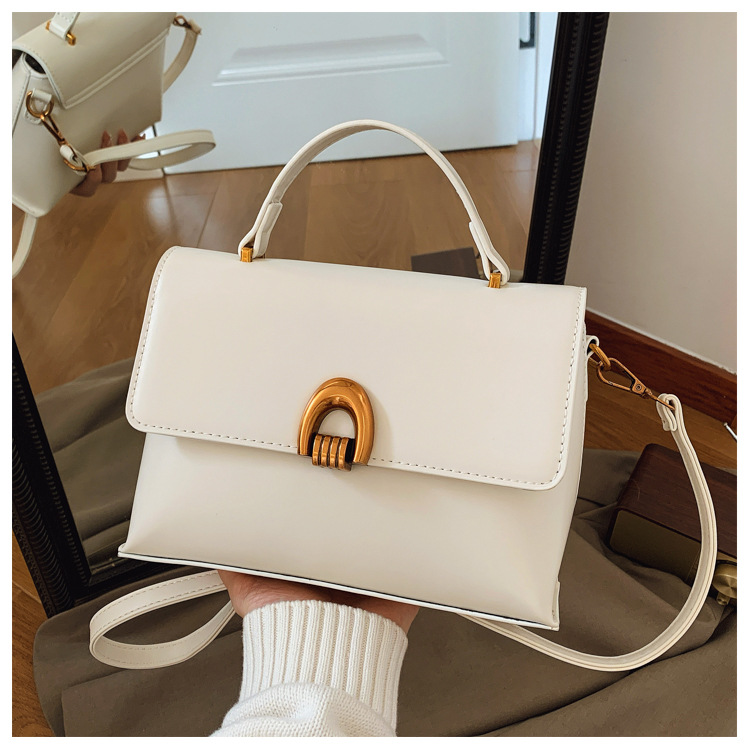 A niche design Korean-style casual and versatile handbag, a new 2024 stylish small square bag, a simple single-shoulder crossbody bag details Picture