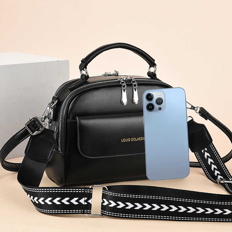 The new 2025 trendy women's bag, a Korean-style single-shoulder crossbody bag with contrasting colors, is a simple and elegant women's pillow bag Application Scenario