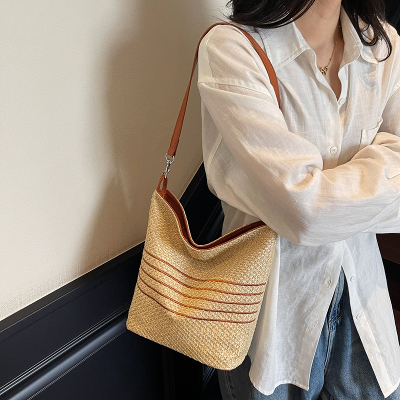 New bucket bag, niche woven bag, striped single-shoulder bag, trendy underarm bag, fashionable straw woven bag, hand-held crossbody bag details Picture