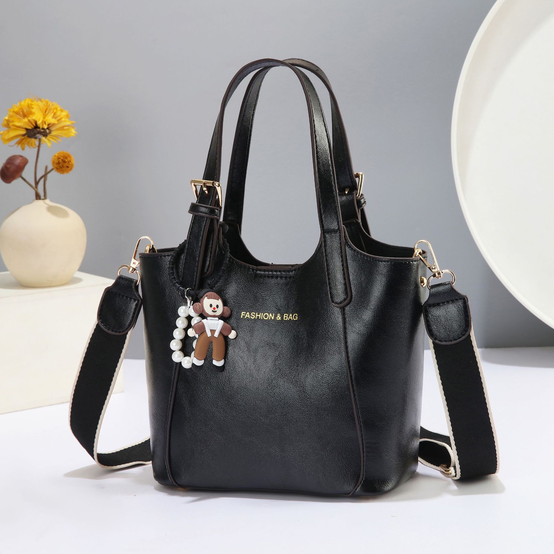 Retro handbag 2025, a versatile and elegant new single-shoulder crossbody bag in Korean style, a beautiful retro single-trend bag full figure