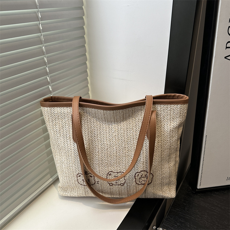 The 2025 new large-capacity woven tote bag is a versatile single-shoulder bag for women in summer and a high-quality patchwork commuting bag full figure