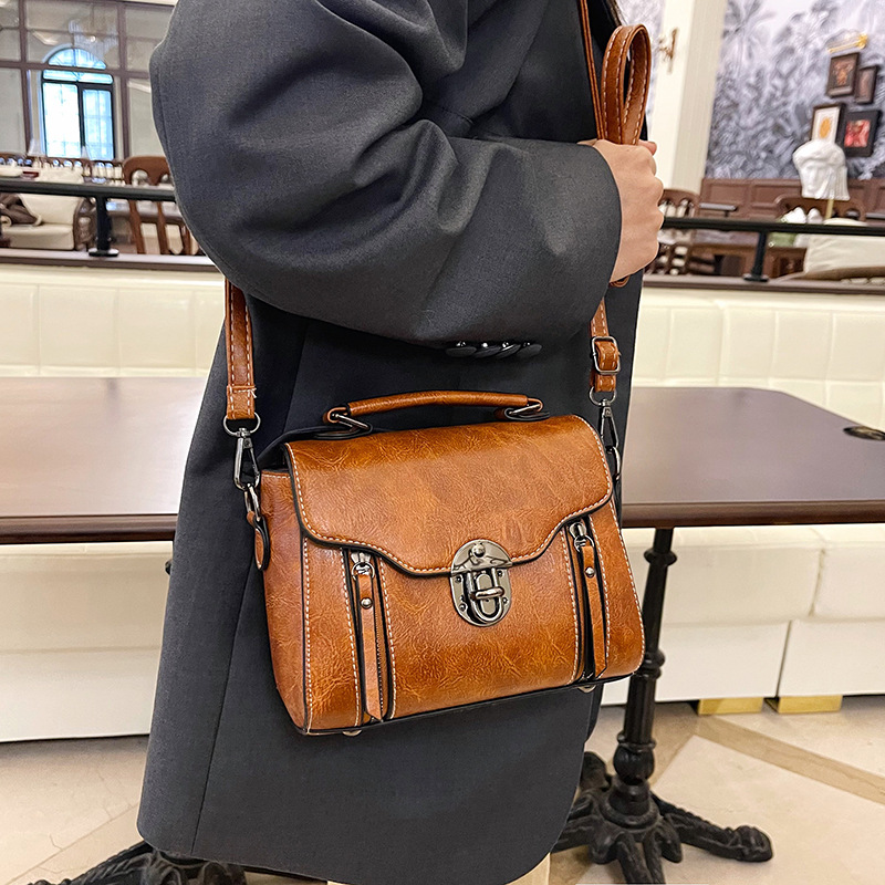"Little Bag Women 2025 New Style trendy retro handbag, versatile texture, soft leather ladies' small square bag. Specification drawing