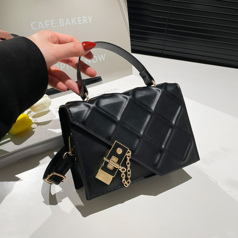 A stylish and versatile small bag for women in 2025, featuring a trendy and stylish diamond-shaped single-shoulder crossbody bag and a fashionable chain bag full figure