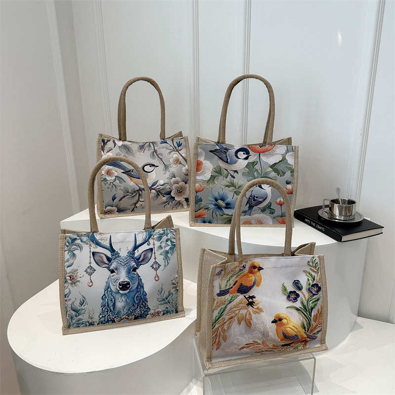 Large-capacity ladies' bags for commuting to work, students' classes, and outings. Trendy single-shoulder bags with traditional Chinese fashion prints Application Scenario