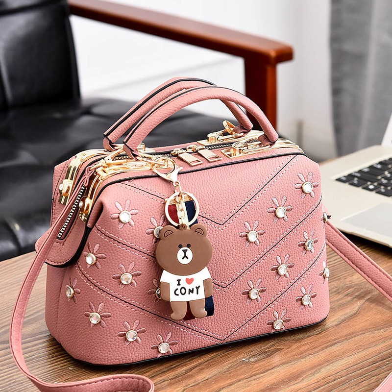 2022 new style fashionable retro embroidered women's bag, Korean-style steel frame box bag, crossbody single-shoulder bag, one-piece consignment Application Scenario
