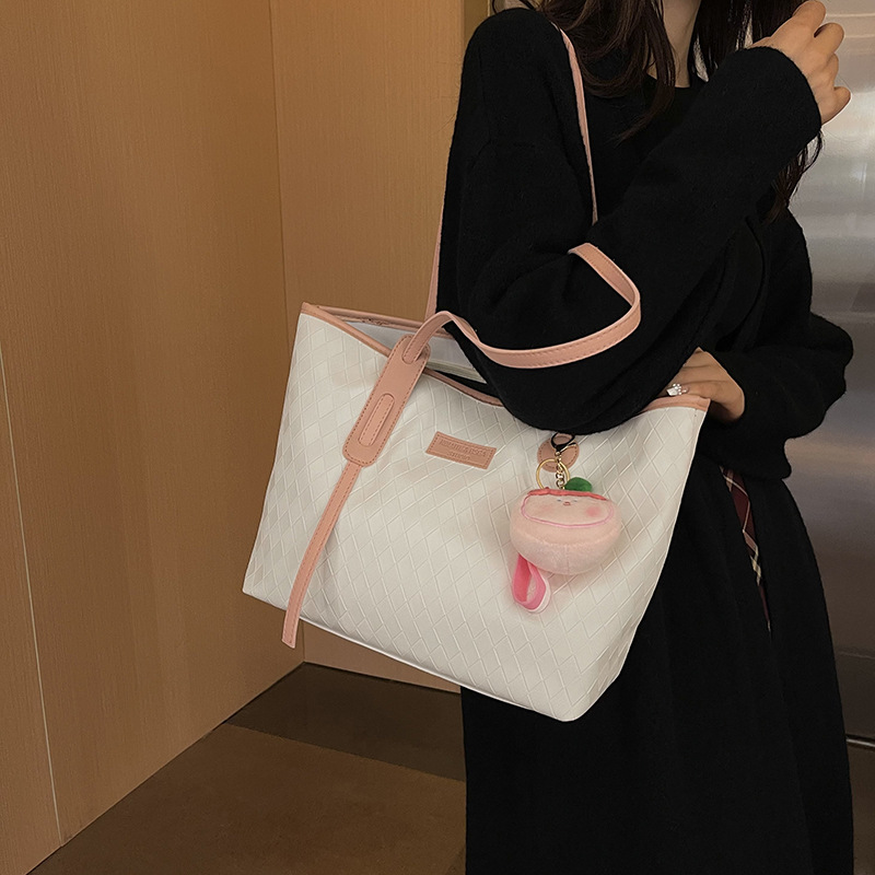 Large-capacity soft-faced commuter large bag for women, 2025 new style, trendy and stylish single-shoulder bag, fashionable commuter tote bag details Picture