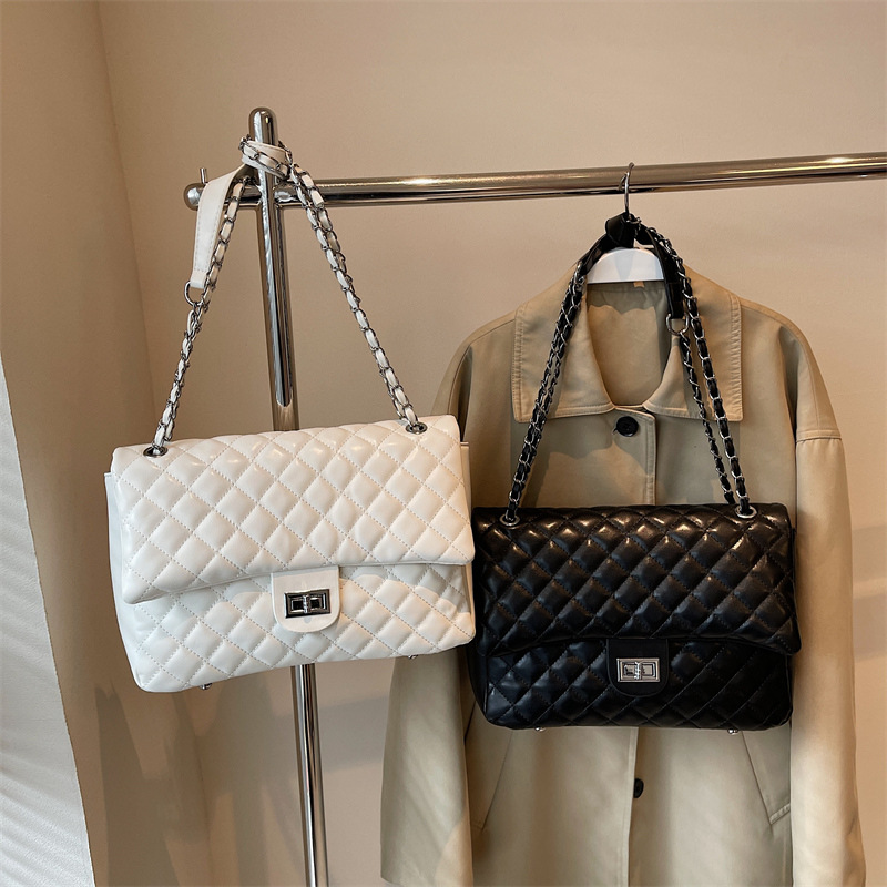 Diamond-shaped chain bag Women's bag 2024 New style, fashionable large-capacity commuter single-shoulder bag, casual and versatile crossbody bag for wandering Application Scenario