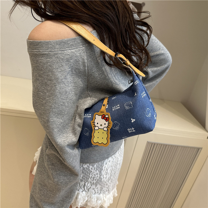 This printed hand-held denim underarm bag is lightweight, fashionable and in an ins laid-back style. It's a versatile single-shoulder women's bag for going out Application Scenario