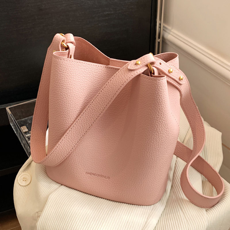Stylish and versatile spring/Summer women's bag 2023 new trendy, simple single-shoulder, niche and stylish bucket bag full figure