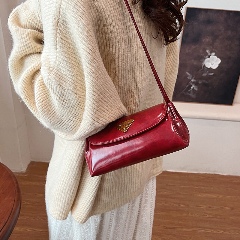 Retro oil-wax leather pillow bag for women, 2024 new style light luxury niche single-shoulder bag, high-end single-shoulder crossbody bag Application Scenario