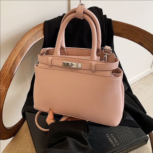 A simple, high-end, trendy crossbody bag for women 2025, a new casual and stylish small square bag, a fashionable and versatile single-shoulder bag full figure