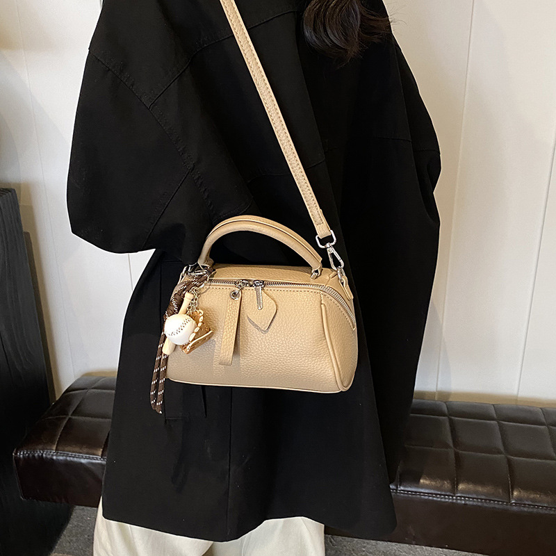 A high-end, niche design bag for women, a retro 2024 new fashion crossbody bag, a versatile hand-held pillow bag for women Application Scenario