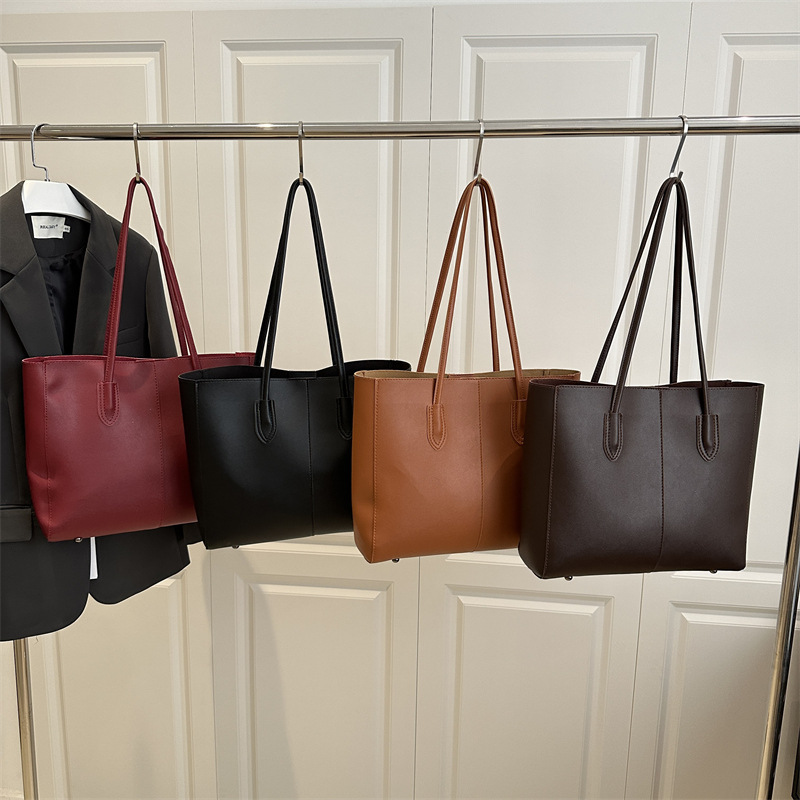 Retro Tote bag for women, 2025 new trendy and fashionable Korean commuter bag, versatile ins large-capacity single-shoulder bag Application Scenario