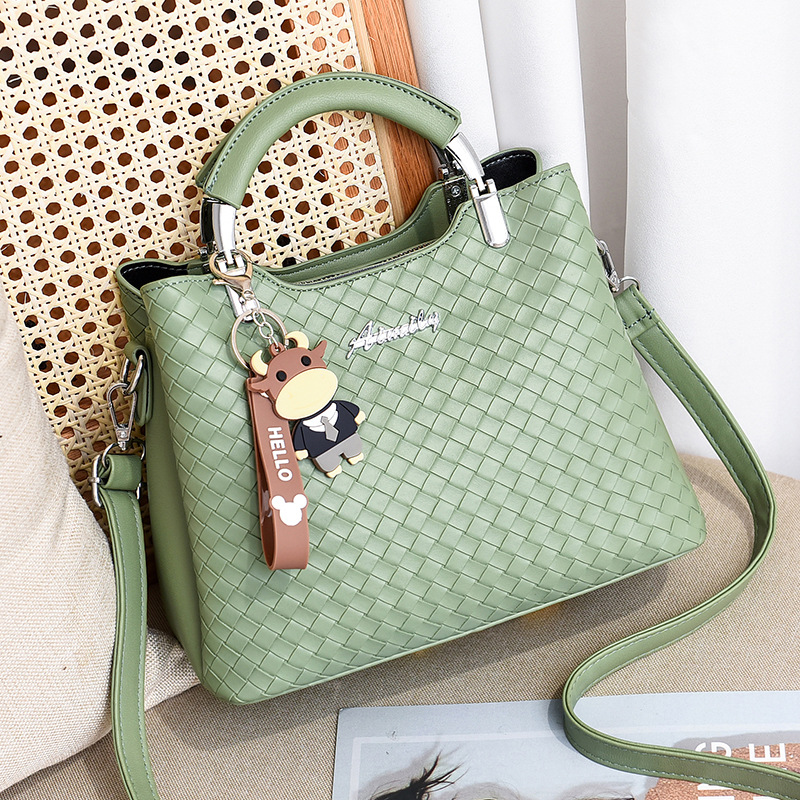 Women's bag 2022 New style fashionable woven handbag, Korean style simple and casual women's single-shoulder crossbody bag, one-piece consignment full figure