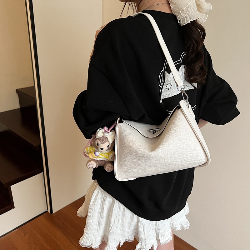 The 2025 new high-end and stylish lychee pattern hand-held underarm bag for women is fashionable and versatile. It's a single-shoulder crossbody bag for going out details Picture