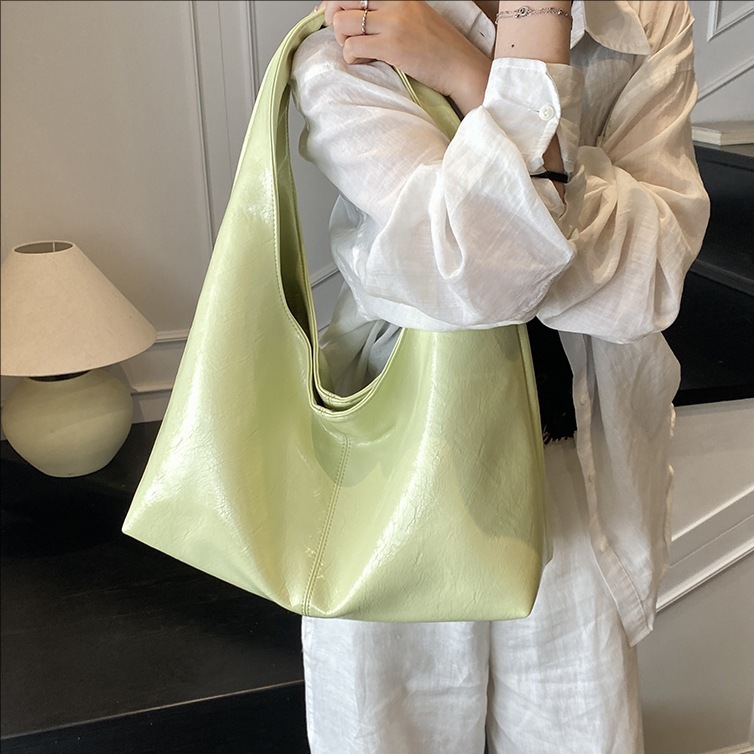 Retro commuting large-capacity underarm bag for women 2025 new style, high-end soft leather single-shoulder bag, simple and versatile bucket bag full figure
